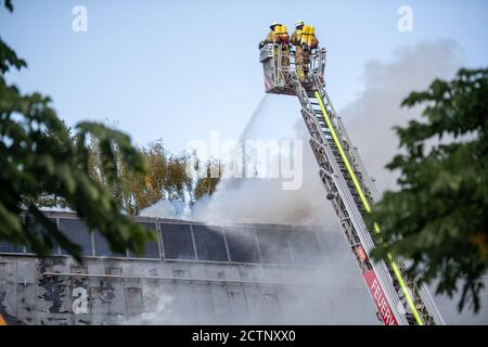 Berlin, Deutschland. September 2020. Feuerwehrleute löschen einen Brand in der Jeremia-Kirche in Berlin-Spandau. Quelle: Christophe Gateau/dpa/Alamy Live News Stockfoto