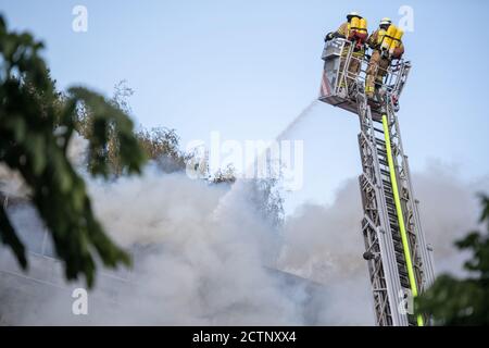 Berlin, Deutschland. September 2020. Feuerwehrleute löschen einen Brand in der Jeremia-Kirche in Berlin-Spandau. Quelle: Christophe Gateau/dpa/Alamy Live News Stockfoto