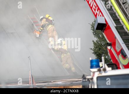 Berlin, Deutschland. September 2020. Feuerwehrleute löschen einen Brand in der Jeremia-Kirche in Berlin-Spandau. Quelle: Christophe Gateau/dpa/Alamy Live News Stockfoto
