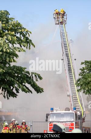 Berlin, Deutschland. September 2020. Feuerwehrleute löschen einen Brand in der Jeremia-Kirche in Berlin-Spandau. (Recrop) Kredit: Christophe Gateau/dpa/Alamy Live Nachrichten Stockfoto