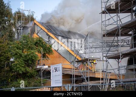 Berlin, Deutschland. September 2020. Feuerwehrleute löschen einen Brand in der Jeremia-Kirche in Berlin-Spandau. Quelle: Christophe Gateau/dpa/Alamy Live News Stockfoto