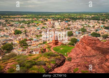 Blick auf die Stadt von der Hügelspitze am Morgen mit hellblauen Himmel Aufnahme ist bei badami karnataka indien aufgenommen. Stockfoto