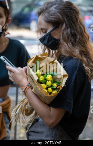 Italien. September 2020. Milanese Fendi Woman Show, Influencer und Gäste werden mit Masken fotografiert, um eine Ansteckung zu vermeiden covid-2019 (Foto von Franco Re/Pacific Press) Quelle: Pacific Press Media Production Corp./Alamy Live News Stockfoto