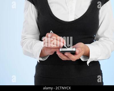 Frau Arbeiten am Handy Stockfoto