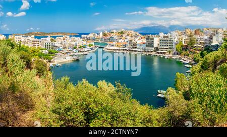 Agios Nikolaos, Griechenland - 9. August 2020 - Blick auf die Bucht von Agios Nikolaos mit dem berühmten Hafen und Gebäuden Stockfoto