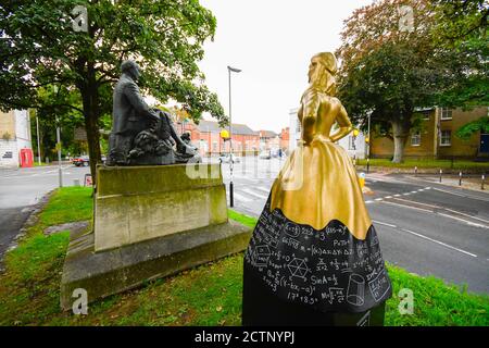 Dorchester, Dorset, Großbritannien. September 2020. Neben der Statue ihres berühmten Schriftstellerbruders Thomas Hardy in Dorchester in Dorset wurde eine temporäre Pop-up-Statue von Mary Hardy installiert. Netflix feierte die Freilassung von Enola Holmes durch die Installation von Statuen historischer Frauen in ganz Großbritannien. Dies ist eine von fünf Statuen von historischen Frauen, deren Errungenschaften weitgehend von ihren berühmtesten Brüdern überschattet wurden. Bild: Graham Hunt/Alamy Live News Stockfoto