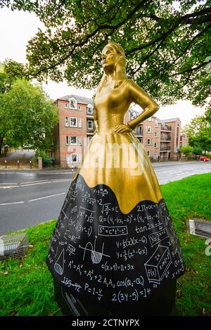 Dorchester, Dorset, Großbritannien. September 2020. Neben der Statue ihres berühmten Schriftstellerbruders Thomas Hardy in Dorchester in Dorset wurde eine temporäre Pop-up-Statue von Mary Hardy installiert. Netflix feierte die Freilassung von Enola Holmes durch die Installation von Statuen historischer Frauen in ganz Großbritannien. Dies ist eine von fünf Statuen von historischen Frauen, deren Errungenschaften weitgehend von ihren berühmtesten Brüdern überschattet wurden. Bild: Graham Hunt/Alamy Live News Stockfoto