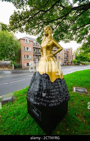 Dorchester, Dorset, Großbritannien. September 2020. Neben der Statue ihres berühmten Schriftstellerbruders Thomas Hardy in Dorchester in Dorset wurde eine temporäre Pop-up-Statue von Mary Hardy installiert. Netflix feierte die Freilassung von Enola Holmes durch die Installation von Statuen historischer Frauen in ganz Großbritannien. Dies ist eine von fünf Statuen von historischen Frauen, deren Errungenschaften weitgehend von ihren berühmtesten Brüdern überschattet wurden. Bild: Graham Hunt/Alamy Live News Stockfoto