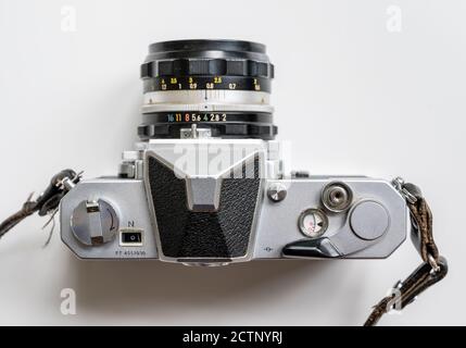 Nikon Nikkormat FTN Kameragehäuse und Nikkor 50mm 1:2 Objektiv von oben gesehen. Stockfoto