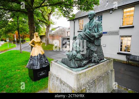 Dorchester, Dorset, Großbritannien. September 2020. Neben der Statue ihres berühmten Schriftstellerbruders Thomas Hardy in Dorchester in Dorset wurde eine temporäre Pop-up-Statue von Mary Hardy installiert. Netflix feierte die Freilassung von Enola Holmes durch die Installation von Statuen historischer Frauen in ganz Großbritannien. Dies ist eine von fünf Statuen von historischen Frauen, deren Errungenschaften weitgehend von ihren berühmtesten Brüdern überschattet wurden. Bild: Graham Hunt/Alamy Live News Stockfoto