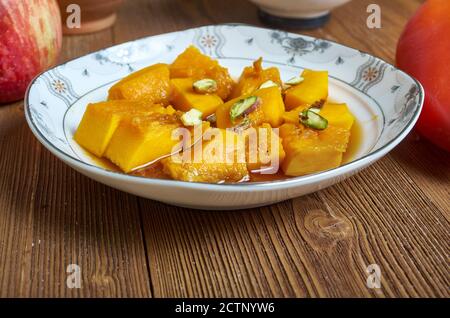 Kabak tatlısı – Kürbisdessert in türkischer Küche, kandierter Kürbis Stockfoto