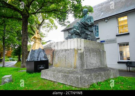 Dorchester, Dorset, Großbritannien. September 2020. Neben der Statue ihres berühmten Schriftstellerbruders Thomas Hardy in Dorchester in Dorset wurde eine temporäre Pop-up-Statue von Mary Hardy installiert. Netflix feierte die Freilassung von Enola Holmes durch die Installation von Statuen historischer Frauen in ganz Großbritannien. Dies ist eine von fünf Statuen von historischen Frauen, deren Errungenschaften weitgehend von ihren berühmtesten Brüdern überschattet wurden. Bild: Graham Hunt/Alamy Live News Stockfoto