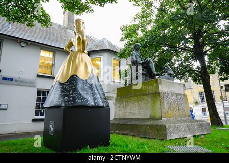 Dorchester, Dorset, Großbritannien. September 2020. Neben der Statue ihres berühmten Schriftstellerbruders Thomas Hardy in Dorchester in Dorset wurde eine temporäre Pop-up-Statue von Mary Hardy installiert. Netflix feierte die Freilassung von Enola Holmes durch die Installation von Statuen historischer Frauen in ganz Großbritannien. Dies ist eine von fünf Statuen von historischen Frauen, deren Errungenschaften weitgehend von ihren berühmtesten Brüdern überschattet wurden. Bild: Graham Hunt/Alamy Live News Stockfoto