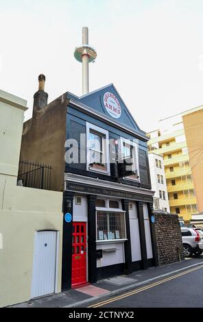 Die Queensbury Arms früher bekannt als das Loch in der Wall ist Brighton's kleinster Pub hinter dem Metropole Hilton Hotel, das zum Verkauf in Großbritannien steht Stockfoto