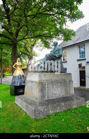 Dorchester, Dorset, Großbritannien. September 2020. Neben der Statue ihres berühmten Schriftstellerbruders Thomas Hardy in Dorchester in Dorset wurde eine temporäre Pop-up-Statue von Mary Hardy installiert. Netflix feierte die Freilassung von Enola Holmes durch die Installation von Statuen historischer Frauen in ganz Großbritannien. Dies ist eine von fünf Statuen von historischen Frauen, deren Errungenschaften weitgehend von ihren berühmtesten Brüdern überschattet wurden. Bild: Graham Hunt/Alamy Live News Stockfoto