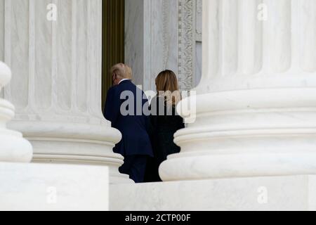 Washington, USA. September 2020. Präsident Donald Trump, links, und First Lady Melania Trump, gehen weg, nachdem sie der Richterin Ruth Bader Ginsburg Respekt zollen, da sie am Donnerstag, den 24 2020. September, in Washington unter dem Portico auf der obersten Treppe des Gebäudes des Obersten Gerichtshofs der USA in Ruhe liegt. Ginsburg, 87, starb am 18. September an Krebs. (Foto von Alex Brandon/Pool/Sipa USA) Quelle: SIPA USA/Alamy Live News Stockfoto