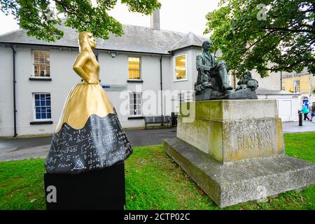 Dorchester, Dorset, Großbritannien. September 2020. Neben der Statue ihres berühmten Schriftstellerbruders Thomas Hardy in Dorchester in Dorset wurde eine temporäre Pop-up-Statue von Mary Hardy installiert. Netflix feierte die Freilassung von Enola Holmes durch die Installation von Statuen historischer Frauen in ganz Großbritannien. Dies ist eine von fünf Statuen von historischen Frauen, deren Errungenschaften weitgehend von ihren berühmtesten Brüdern überschattet wurden. Bild: Graham Hunt/Alamy Live News Stockfoto