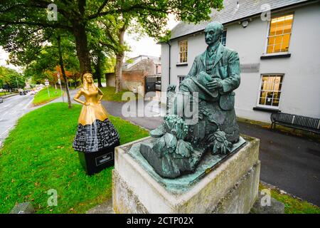 Dorchester, Dorset, Großbritannien. September 2020. Neben der Statue ihres berühmten Schriftstellerbruders Thomas Hardy in Dorchester in Dorset wurde eine temporäre Pop-up-Statue von Mary Hardy installiert. Netflix feierte die Freilassung von Enola Holmes durch die Installation von Statuen historischer Frauen in ganz Großbritannien. Dies ist eine von fünf Statuen von historischen Frauen, deren Errungenschaften weitgehend von ihren berühmtesten Brüdern überschattet wurden. Bild: Graham Hunt/Alamy Live News Stockfoto