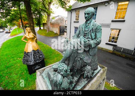 Dorchester, Dorset, Großbritannien. September 2020. Neben der Statue ihres berühmten Schriftstellerbruders Thomas Hardy in Dorchester in Dorset wurde eine temporäre Pop-up-Statue von Mary Hardy installiert. Netflix feierte die Freilassung von Enola Holmes durch die Installation von Statuen historischer Frauen in ganz Großbritannien. Dies ist eine von fünf Statuen von historischen Frauen, deren Errungenschaften weitgehend von ihren berühmtesten Brüdern überschattet wurden. Bild: Graham Hunt/Alamy Live News Stockfoto