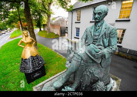 Dorchester, Dorset, Großbritannien. September 2020. Neben der Statue ihres berühmten Schriftstellerbruders Thomas Hardy in Dorchester in Dorset wurde eine temporäre Pop-up-Statue von Mary Hardy installiert. Netflix feierte die Freilassung von Enola Holmes durch die Installation von Statuen historischer Frauen in ganz Großbritannien. Dies ist eine von fünf Statuen von historischen Frauen, deren Errungenschaften weitgehend von ihren berühmtesten Brüdern überschattet wurden. Bild: Graham Hunt/Alamy Live News Stockfoto