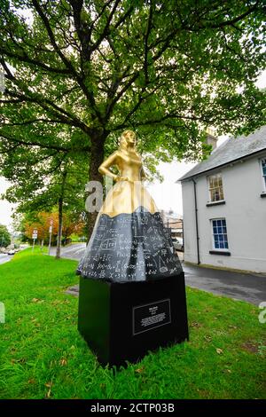 Dorchester, Dorset, Großbritannien. September 2020. Neben der Statue ihres berühmten Schriftstellerbruders Thomas Hardy in Dorchester in Dorset wurde eine temporäre Pop-up-Statue von Mary Hardy installiert. Netflix feierte die Freilassung von Enola Holmes durch die Installation von Statuen historischer Frauen in ganz Großbritannien. Dies ist eine von fünf Statuen von historischen Frauen, deren Errungenschaften weitgehend von ihren berühmtesten Brüdern überschattet wurden. Bild: Graham Hunt/Alamy Live News Stockfoto