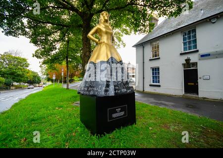 Dorchester, Dorset, Großbritannien. September 2020. Neben der Statue ihres berühmten Schriftstellerbruders Thomas Hardy in Dorchester in Dorset wurde eine temporäre Pop-up-Statue von Mary Hardy installiert. Netflix feierte die Freilassung von Enola Holmes durch die Installation von Statuen historischer Frauen in ganz Großbritannien. Dies ist eine von fünf Statuen von historischen Frauen, deren Errungenschaften weitgehend von ihren berühmtesten Brüdern überschattet wurden. Bild: Graham Hunt/Alamy Live News Stockfoto