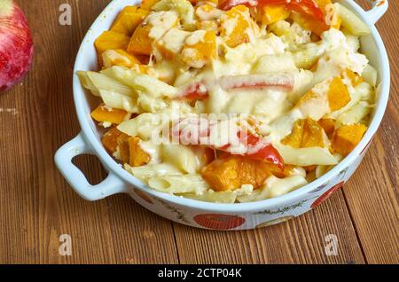 Squash, Ricotta sage Pasta backen. Parmesan und durch den Squash mit etwas Würze falten. Stockfoto