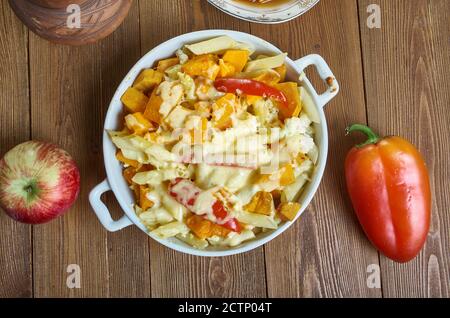 Squash, Ricotta sage Pasta backen. Parmesan und durch den Squash mit etwas Würze falten. Stockfoto