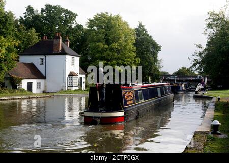 Narrowboats auf dem Grand Union Canal in Hatton Bottom Lock, Warwickshire, Großbritannien Stockfoto