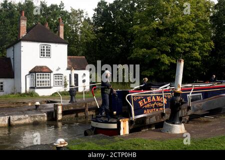 Narrowboat auf dem Grand Union Canal in Hatton Bottom Lock, Warwickshire, Großbritannien Stockfoto