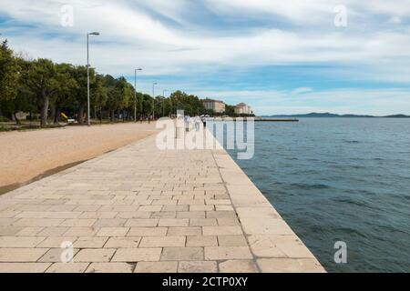 Waterfront von Zadar, mit Blick auf die Adria, Kroatien. Auf dem zweiten Flugzeug Universität von Zadar. Stockfoto