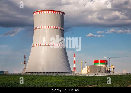 Die letzte Etappe des Baus des ersten Kernkraftwerks in Belarus. Stockfoto