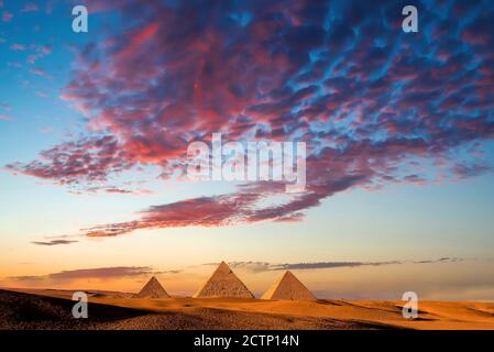 Sonnenuntergang an den Pyramiden, Gizeh, Kairo, Ägypten. Stockfoto