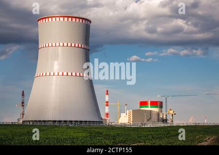 Die letzte Etappe des Baus des ersten Kernkraftwerks in Belarus. Stockfoto