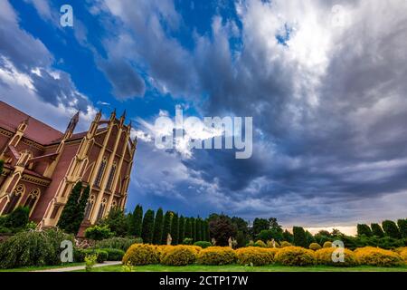 Stürmische Wolken über der Kirche der Heiligen Dreifaltigkeit ist eine katholische Kirche in der Agro-Stadt Gervjaty, Region Grodno, Weißrussland. Erbaut 1899-1903 in der Ne Stockfoto