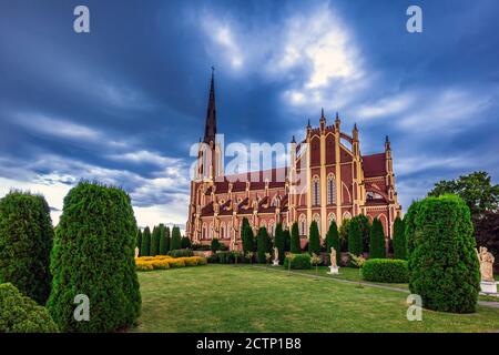 Stürmische Wolken über der Kirche der Heiligen Dreifaltigkeit ist eine katholische Kirche in der Agro-Stadt Gervjaty, Region Grodno, Weißrussland. Erbaut 1899-1903 in der Ne Stockfoto