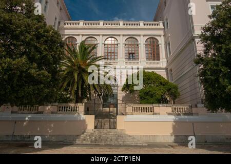 Eingang zum Rektorat der Universität Zadar, Kroatien. Stockfoto