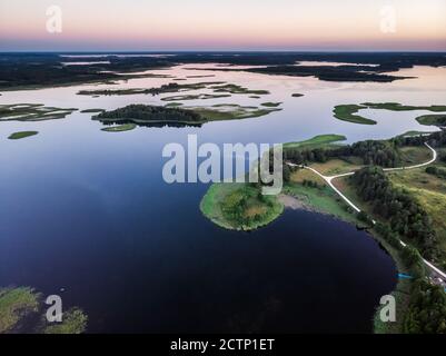 Wunderschöne Halbinsel zwischen den Seen Snudy und Strusto, Nationalpark Braslau Seen, Weißrussland. Stockfoto