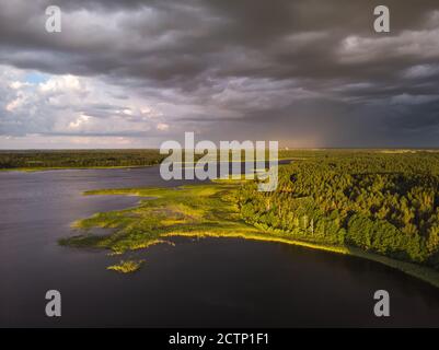 Stromy Wolken über eautful Halbinsel zwischen Seen Snudy und Strusto, Nationalpark Braslau Seen, Weißrussland. Stockfoto