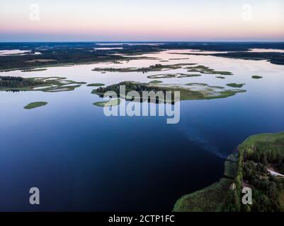 Wunderschöne Halbinsel zwischen den Seen Snudy und Strusto, Nationalpark Braslau Seen, Weißrussland. Stockfoto