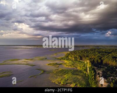 Stromy Wolken über eautful Halbinsel zwischen Seen Snudy und Strusto, Nationalpark Braslau Seen, Weißrussland. Stockfoto