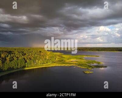 Stromy Wolken über eautful Halbinsel zwischen Seen Snudy und Strusto, Nationalpark Braslau Seen, Weißrussland. Stockfoto