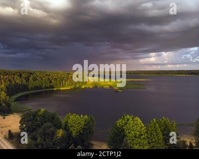 Stromy Wolken über eautful Halbinsel zwischen Seen Snudy und Strusto, Nationalpark Braslau Seen, Weißrussland. Stockfoto