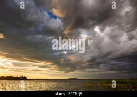 Herrlicher Sonnenuntergang an den Braslaw Seen mit dem bewölkten Himmel. Braslaw Bezirk, Weißrussland. Stockfoto