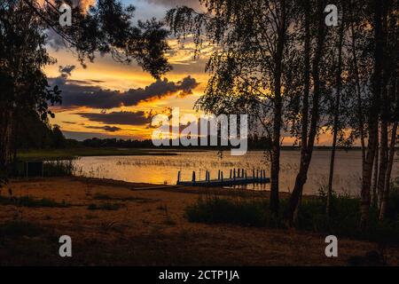 Herrlicher Sonnenuntergang an den Braslaw Seen mit dem bewölkten Himmel. Braslaw Bezirk, Weißrussland. Stockfoto