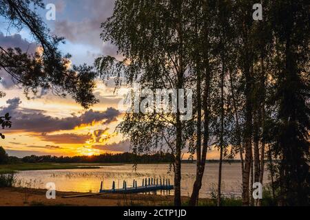 Herrlicher Sonnenuntergang an den Braslaw Seen mit dem bewölkten Himmel. Braslaw Bezirk, Weißrussland. Stockfoto