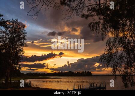 Herrlicher Sonnenuntergang an den Braslaw Seen mit dem bewölkten Himmel. Braslaw Bezirk, Weißrussland. Stockfoto