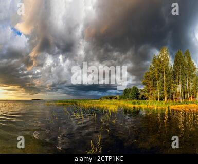 Herrlicher Sonnenuntergang an den Braslaw Seen mit dem bewölkten Himmel. Braslaw Bezirk, Weißrussland. Stockfoto