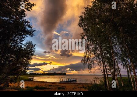 Herrlicher Sonnenuntergang an den Braslaw Seen mit dem bewölkten Himmel. Braslaw Bezirk, Weißrussland. Stockfoto