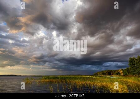 Herrlicher Sonnenuntergang an den Braslaw Seen mit dem bewölkten Himmel. Braslaw Bezirk, Weißrussland. Stockfoto